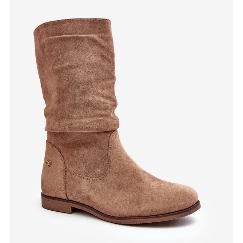 Bottes pour femmes beiges sur un talon plat avec une tige froncée Kotine