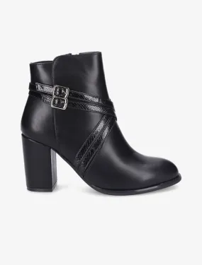 Bottines à talon et sangles croisées