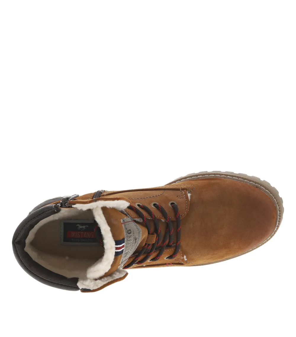 Bottines Mustang brunes à talon décroché bas et à lacets marron à liseré rouge