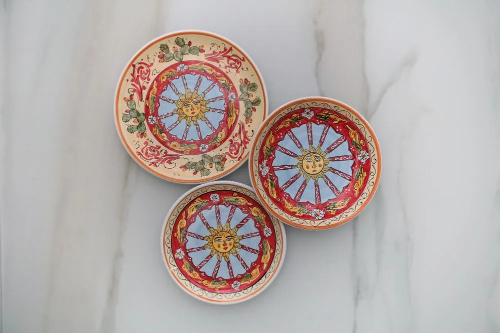 Hand-decorated majolica tableware\" sicilia\” - table art and deco