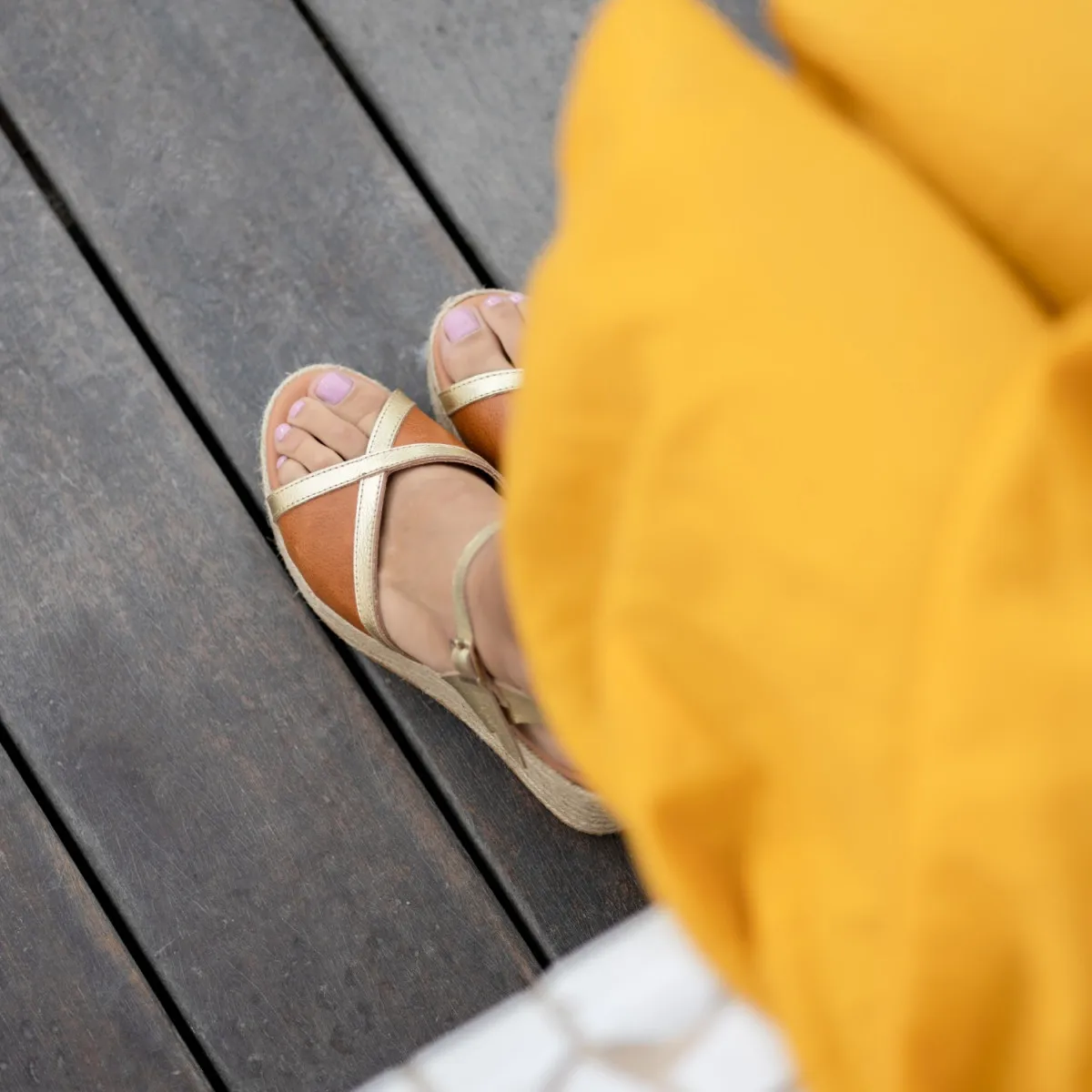 Sandales confortables compensées en cuir et talon en raphia - Doré